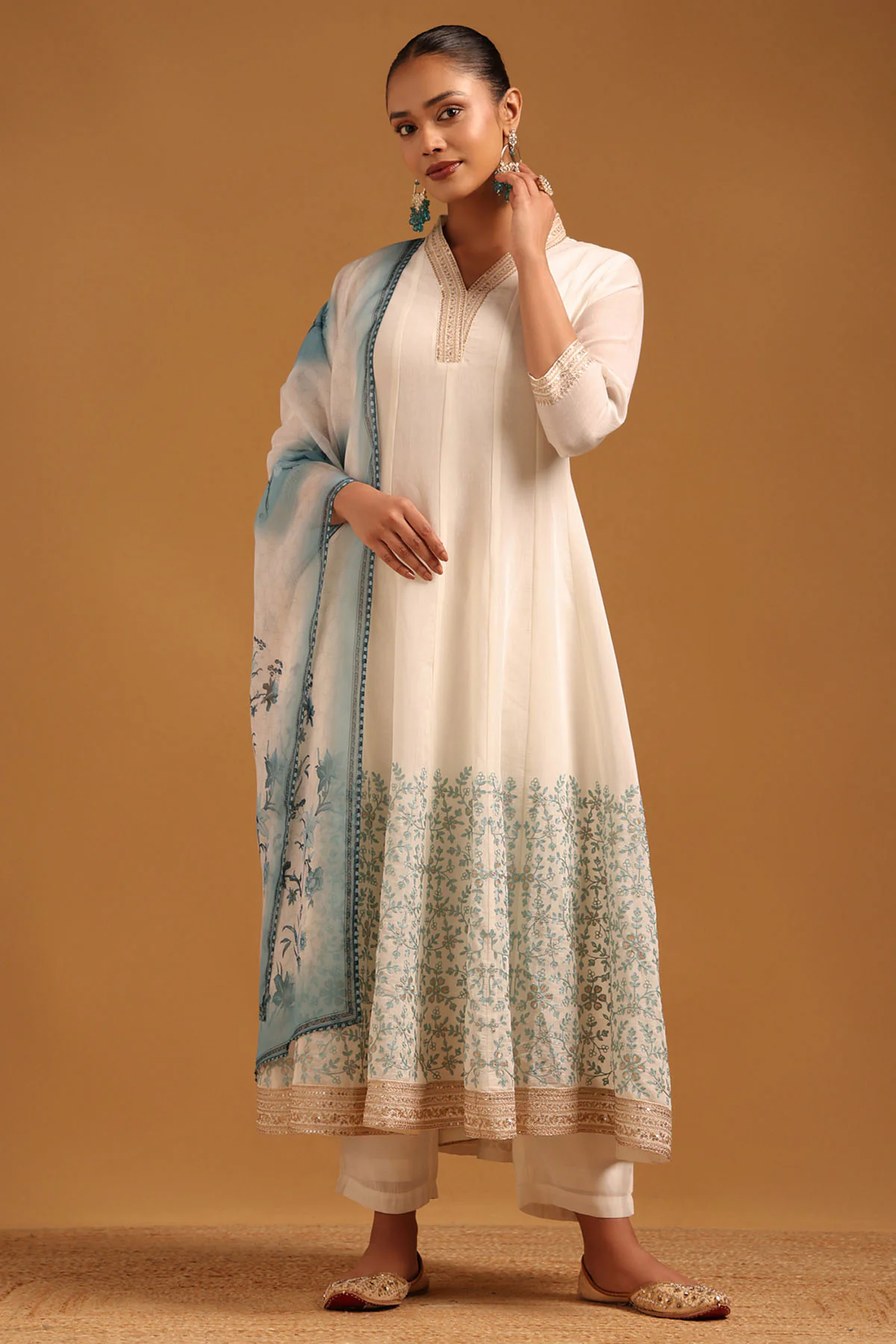 Women's White Festive Printed V-Neck Kurta With Pant